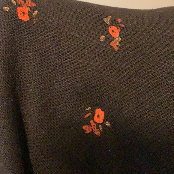 Garcia sweater black with red flower decals - Picture 2 of 2